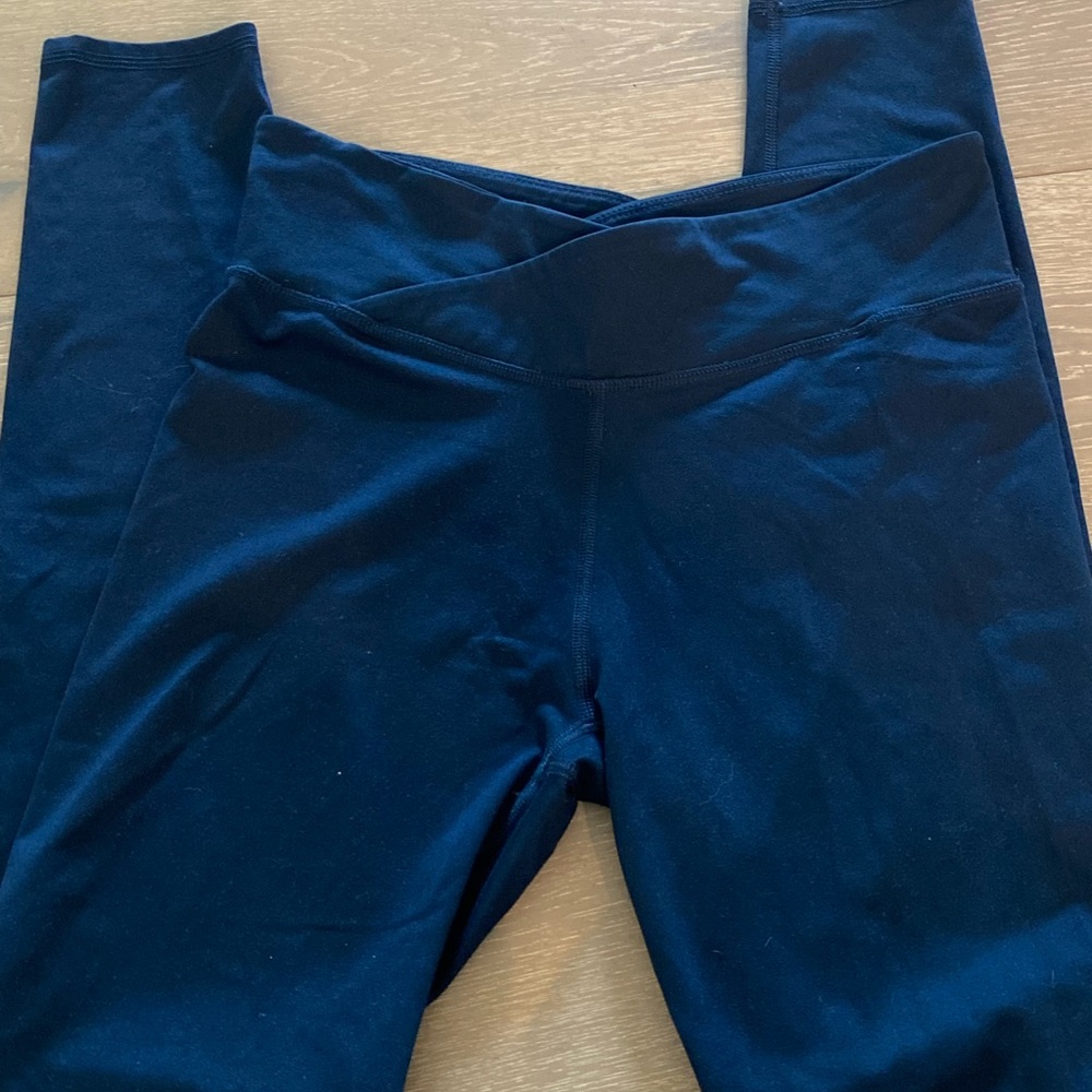 Navy Fabletics crossover small leggings